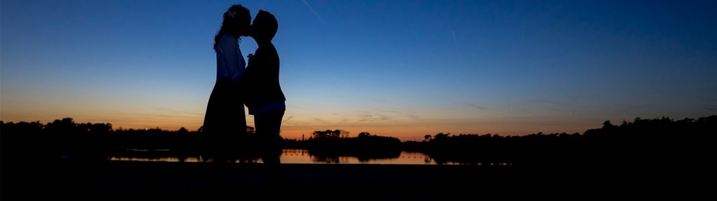 Trouwfoto Gemert bij zonsondergang